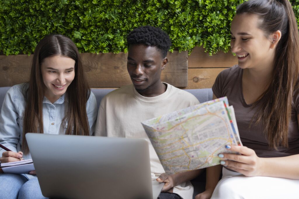 Consultora en cooperación internacional realizando evaluación de proyectos sociales en Madrid.